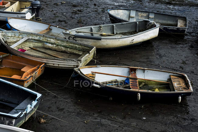 Blick auf Fischerboote, die bei Ebbe im Hafen festmachen. — Stockfoto