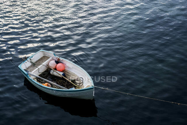 Vue grand angle du petit bateau de pêche amarré. — Photo de stock