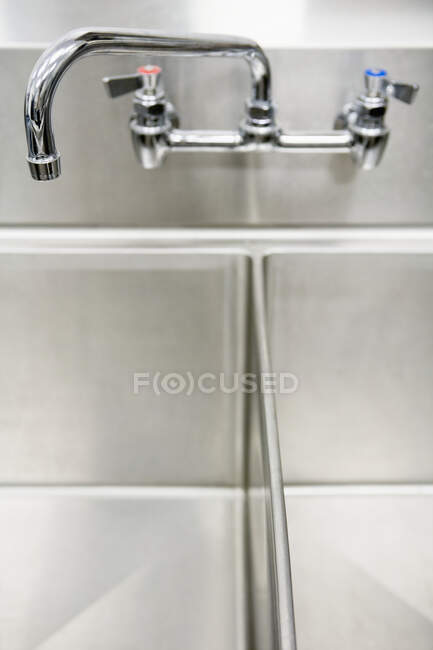 Wasserhahn über Doppelspüle aus Metall, Nahsicht — Stockfoto