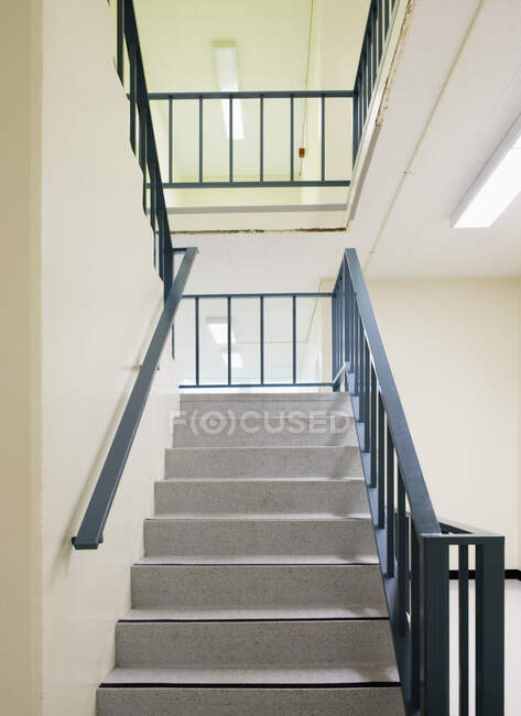 Pozzetto scale con corrimano in metallo, vista ad angolo basso — Foto stock