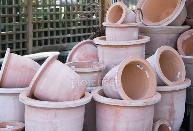 Pots en terre cuite empilés dans le centre de jardin. — Photo de stock