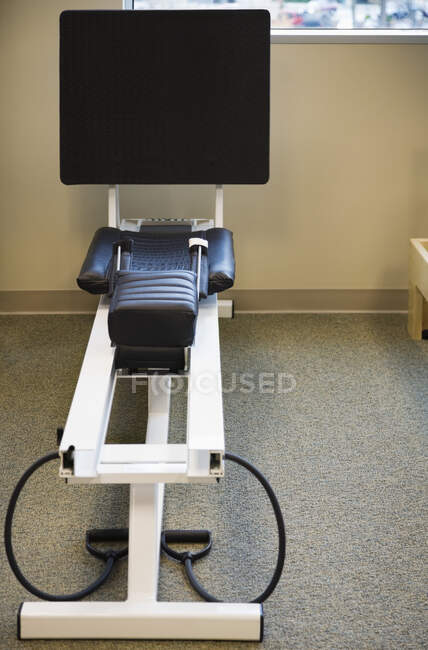 Rudergerät in einem Raum. Trainingsgeräte — Stockfoto