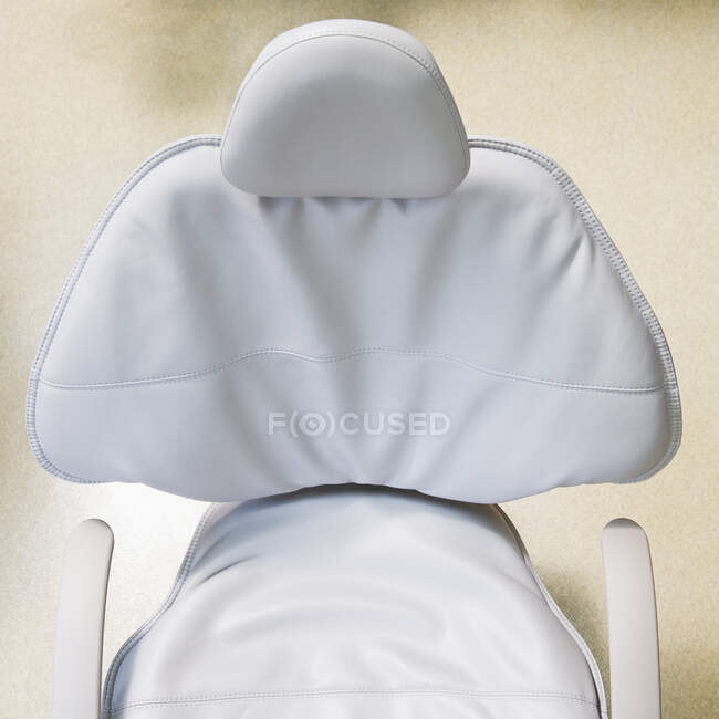 Vista de alto ângulo da cadeira médica de couro branco. — Fotografia de Stock