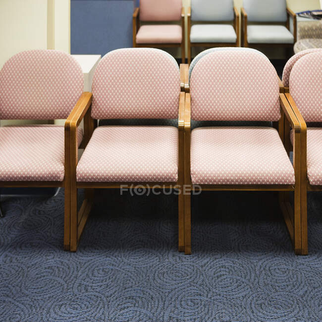 Sedie in una sala d'attesa — Foto stock