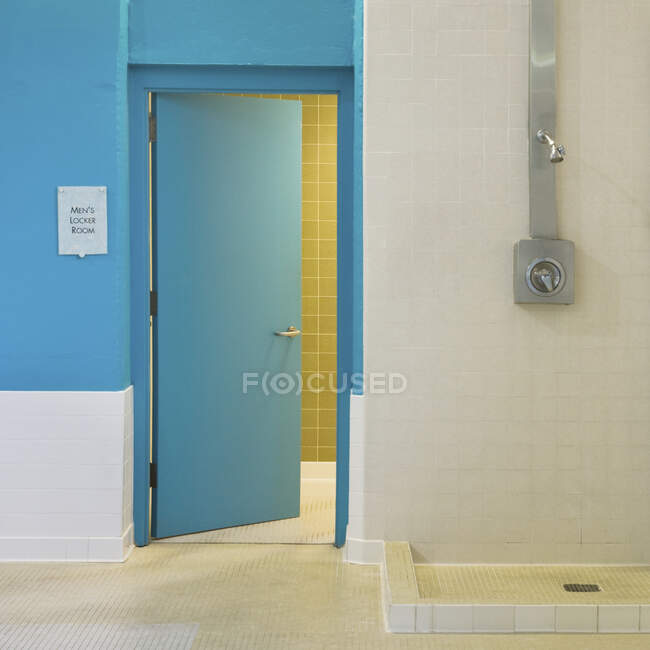 Открытая дверь и душ в раздевалке. — стоковое фото