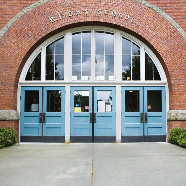 Arched entrance door to school. — Stock Photo