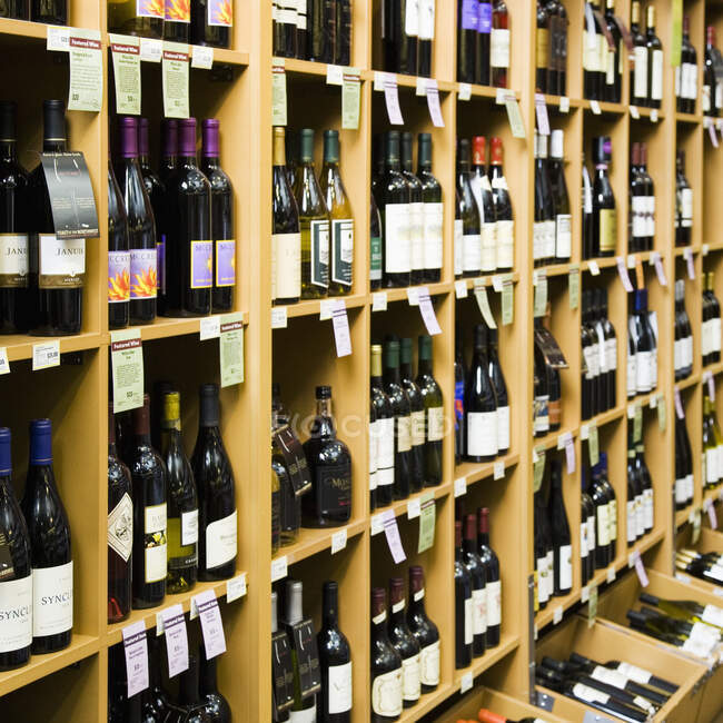 Estantes con botellas de vino en la tienda. - foto de stock