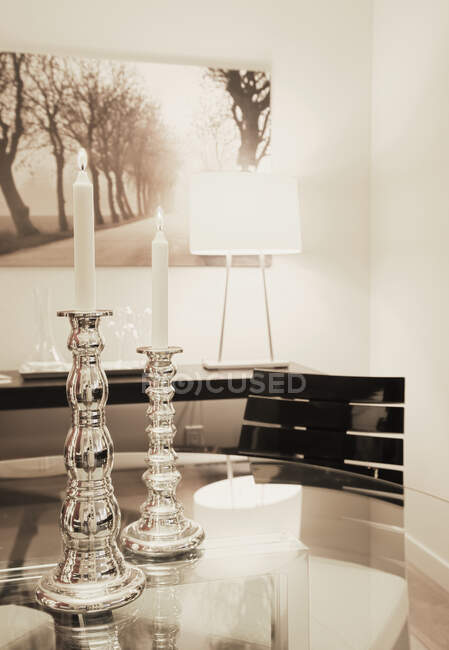 Tavolo da pranzo con candele in sala. — Foto stock