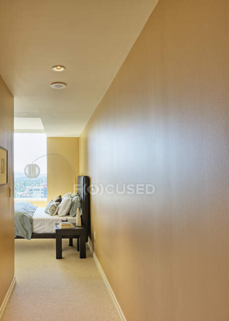 Camera da letto con pareti gialle e letto. — Foto stock