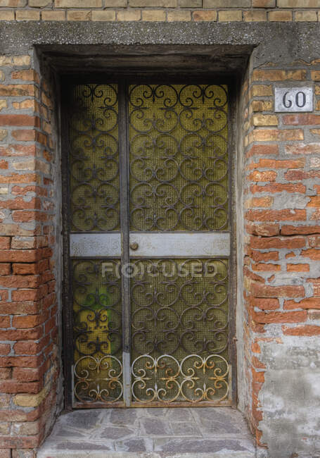 Porte métallique en mur de briques. — Photo de stock