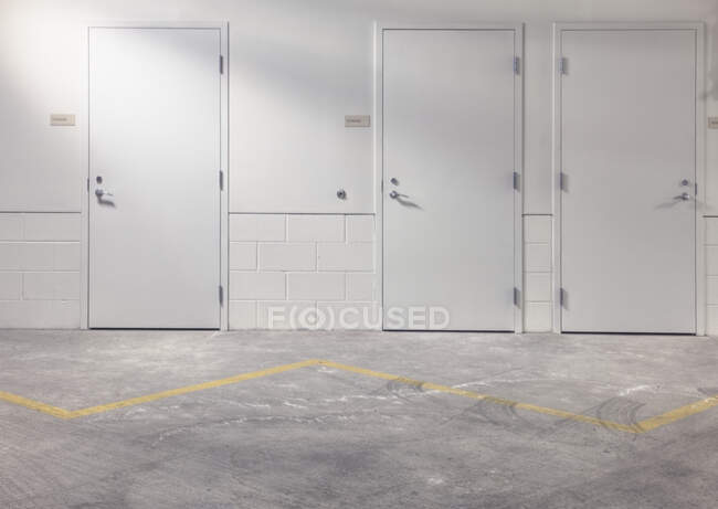 Weiße Türen auf dem Parkplatz. — Stockfoto