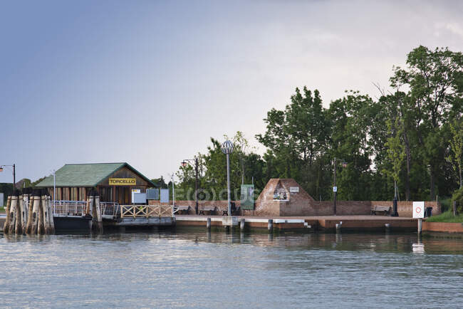 Cabane et mur sur le front de mer sur Torcello dans la lagune près de Venise. — Photo de stock
