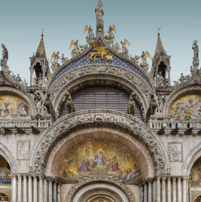 Die Fassade der Basilika San Marco in Venedig, die Markusbasilika auf dem Markusplatz — Stockfoto