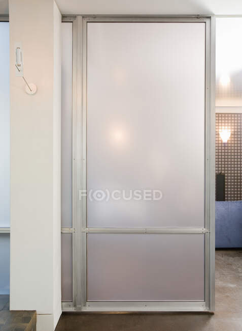 Porta di vetro in un edificio moderno — Foto stock