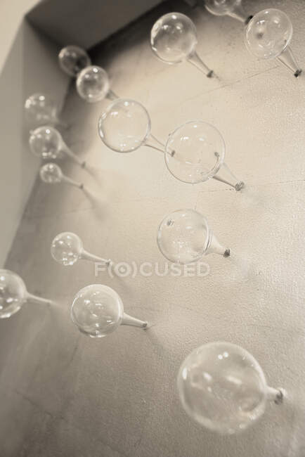 Esferas de vidro na parede de concreto. — Fotografia de Stock