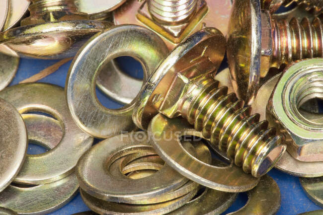 Close-up of yellow metal screws and washers. — Stock Photo