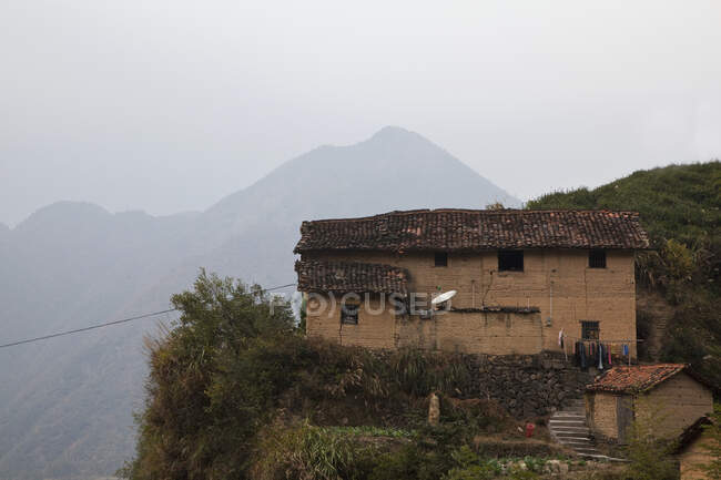 Cottage di montagna fatiscente e vista sulle montagne — Foto stock