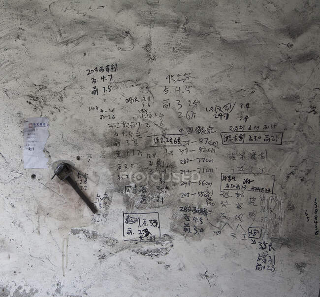 Стена, покрытая небольшими цифрами и расчетами, граффити и списком — стоковое фото