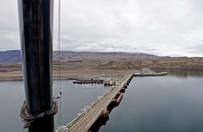 Ванапумська гребля з мостом через воду — стокове фото