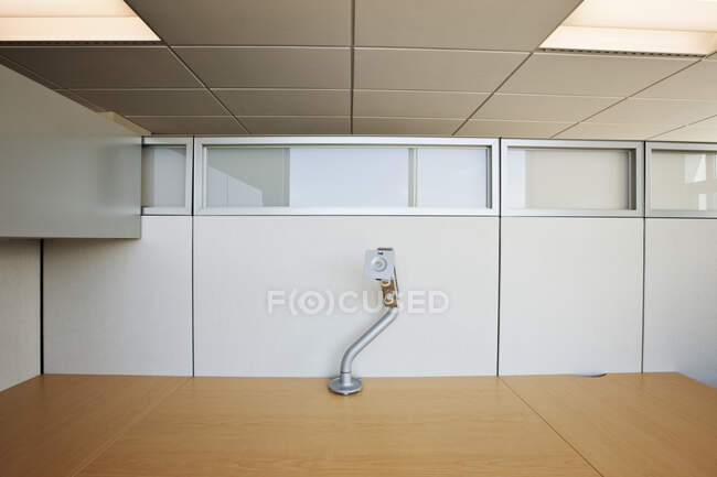 Bürokabine Schreibtisch und Lampe — Stockfoto