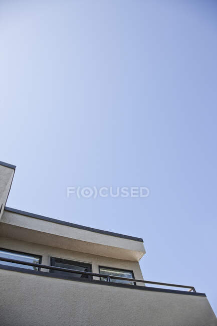 Corner of apartment building and balcony with blue sky — Stock Photo