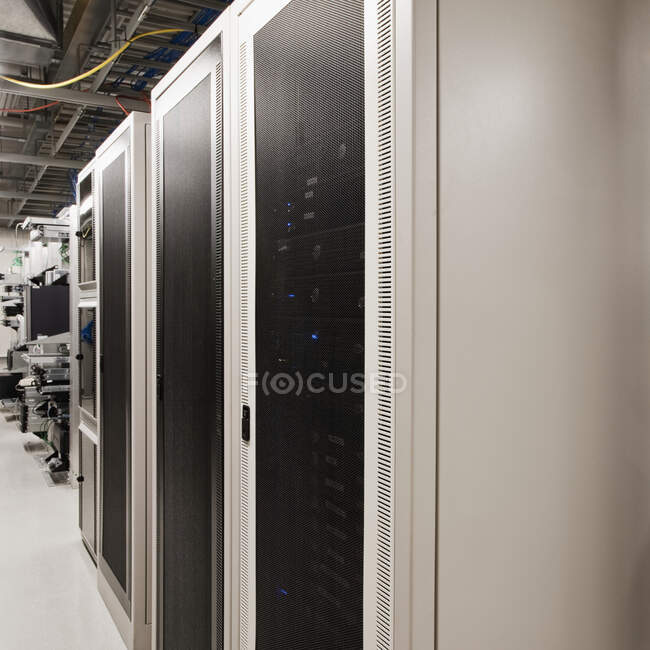 Компьютерные серверы в кабинете — стоковое фото