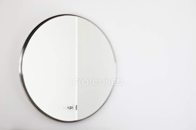 Дзеркало у ванній на білій стіні — стокове фото
