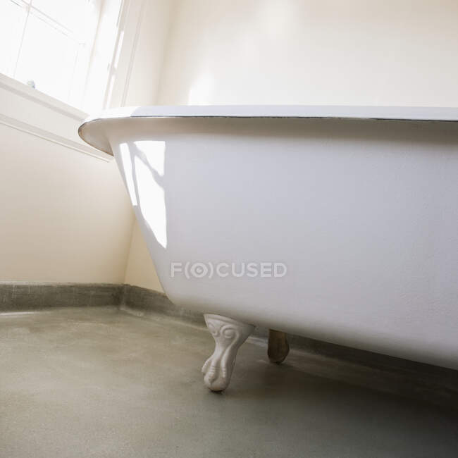 Klauenfuß-Badewanne im heimischen Badezimmer — Stockfoto
