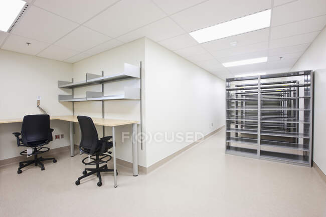 Ufficio vuoto con sedie scrivanie e torri server — Foto stock