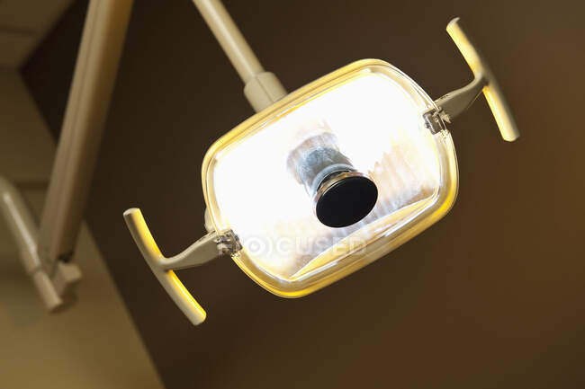 Vista de la luz del dentista con asas - foto de stock
