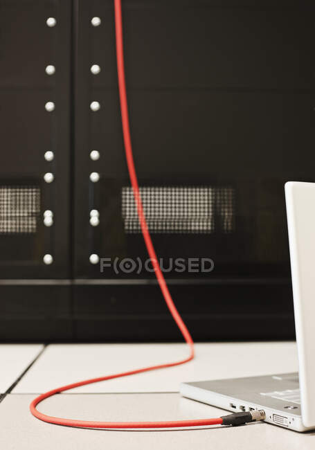 Um cabo conectado a um laptop, vista de close-up — Fotografia de Stock