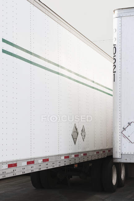 Lorries docked at a distribution centre — Stock Photo
