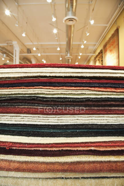 Куча ковров в магазине. — стоковое фото