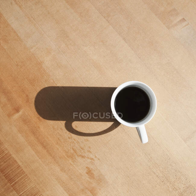 Vista desde arriba del café negro en una taza. - foto de stock