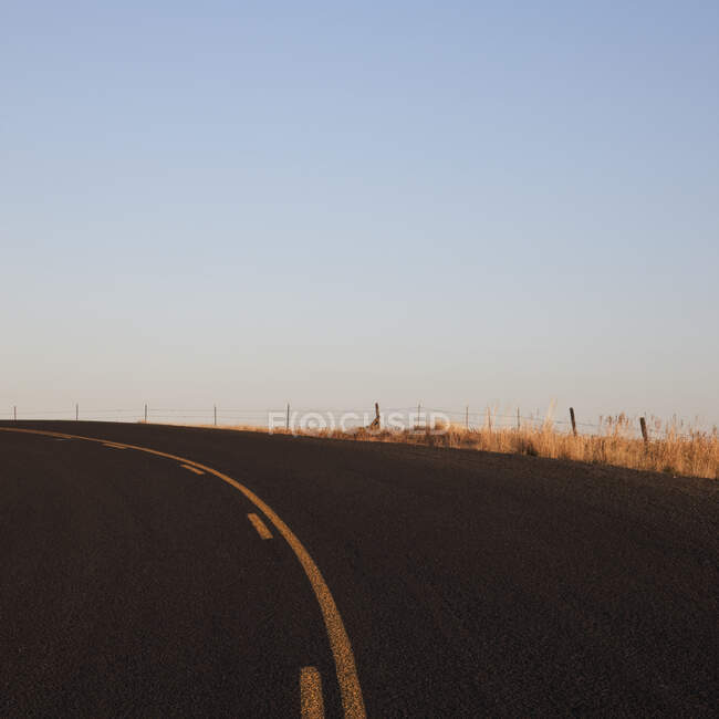 Estrada rural curva no campo — Fotografia de Stock