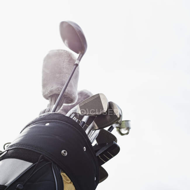 Clubes de golf en bolsa de golf, vista de cerca - foto de stock