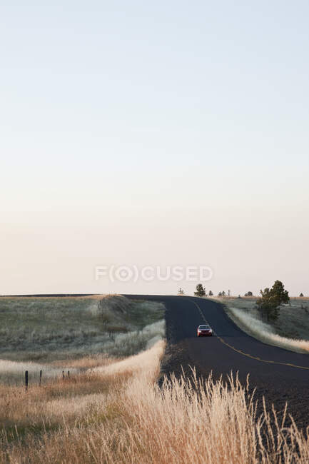 Carro dirigindo na estrada rural. — Fotografia de Stock