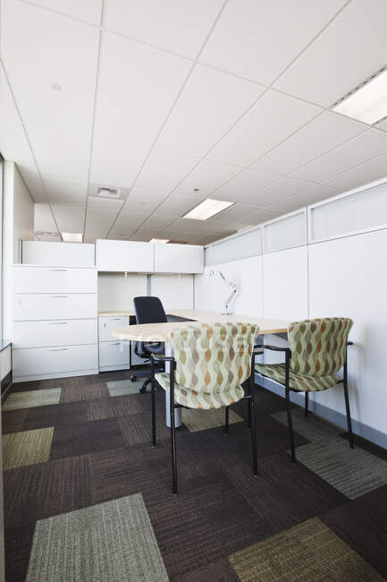 Sala de reuniones en la oficina con sillas en el escritorio. - foto de stock