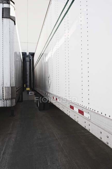 Camiones atracados en un almacén. - foto de stock