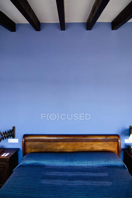 Chambre avec poutres apparentes et lit. — Photo de stock