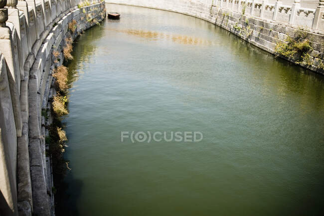 Річка з кам'яною набережною . — стокове фото