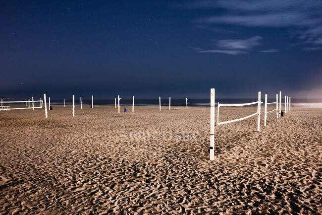 Beachvolleyballnetze auf Sand am Strand. — Stockfoto