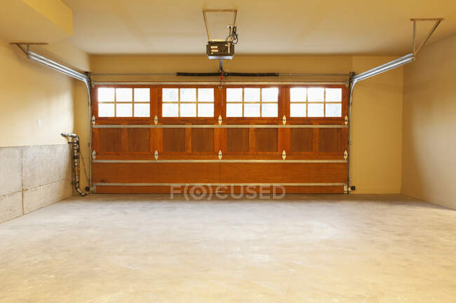 Interior de un garaje doméstico vacío. - foto de stock