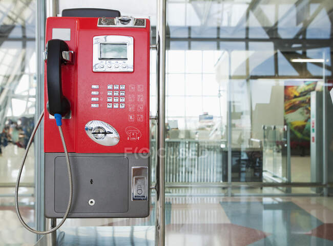 Telefono pubblico nell'edificio dei trasporti. — Foto stock