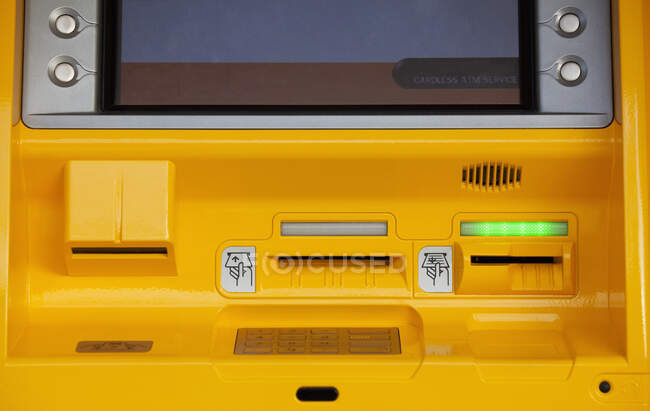 Nahaufnahme eines gelben Geldautomaten. — Stockfoto