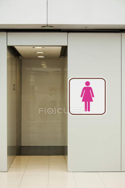 Entrada de banheiro público das senhoras. — Fotografia de Stock