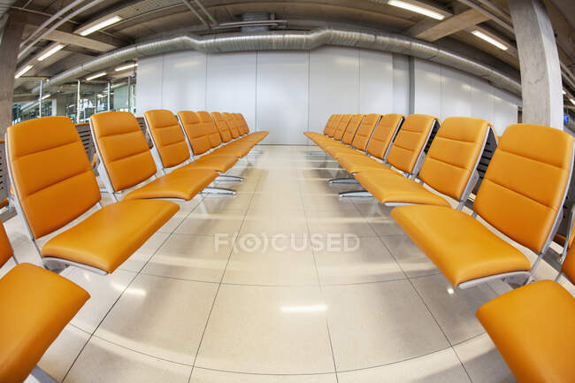 Assentos na área de espera no aeroporto. — Fotografia de Stock