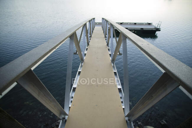 Paseo a través del agua, puente estrecho - foto de stock