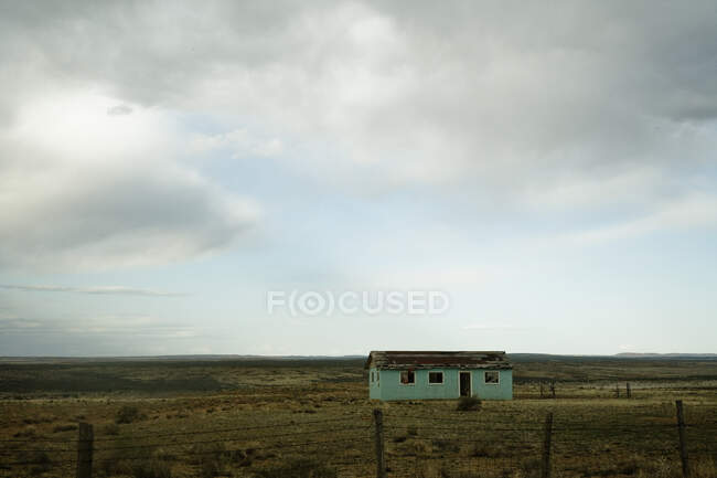 Cabaña en paisaje rural. - foto de stock