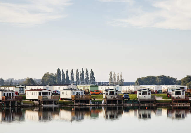 Parque de férias de caravanas estáticas na borda do rio ou lago. — Fotografia de Stock